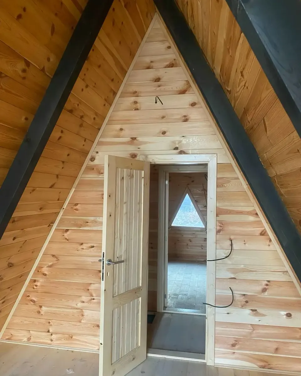 Enterijer A-frame kuće, ulazna zona u drvetu