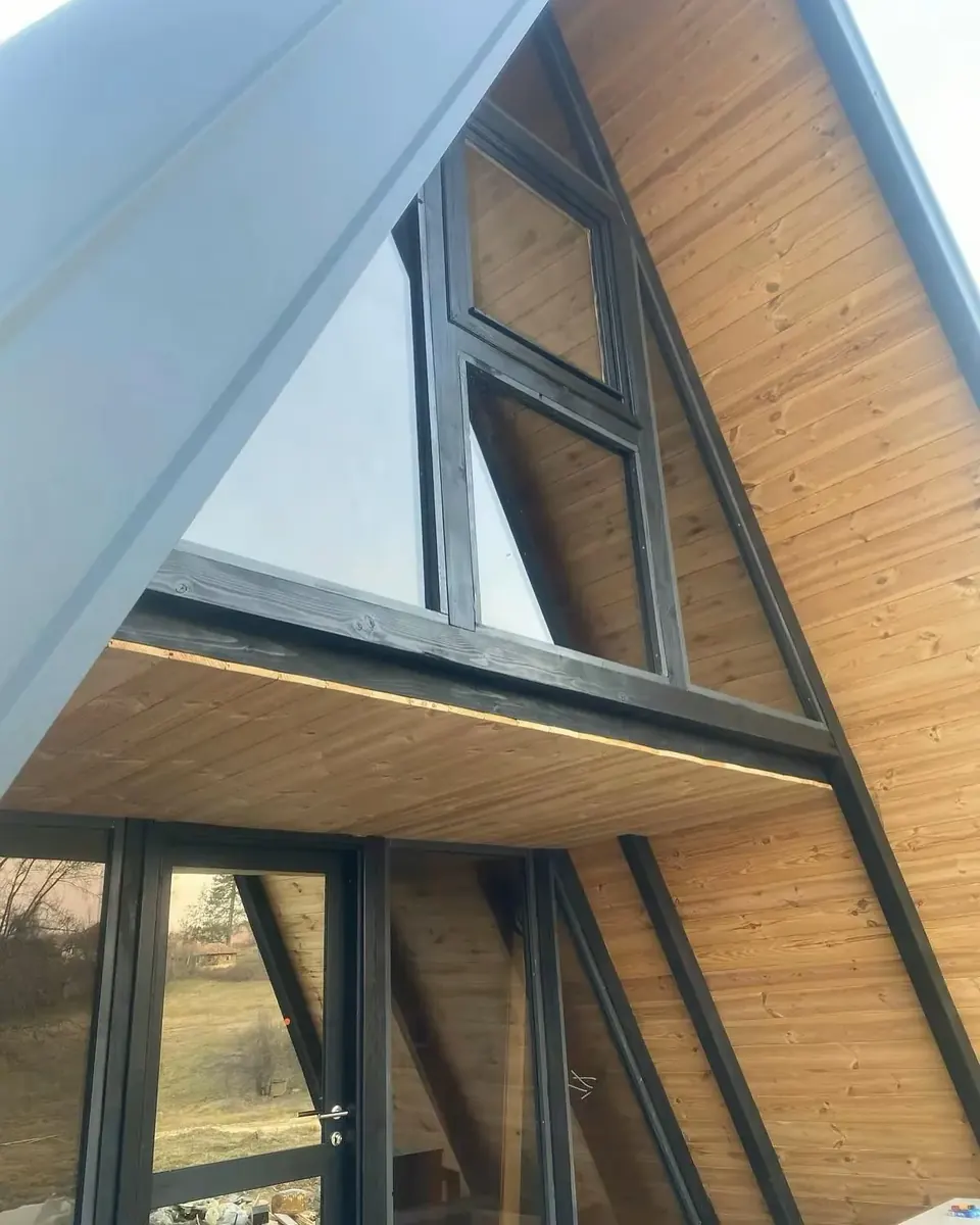Staklena fasada A-frame kuće, detalj stolarije