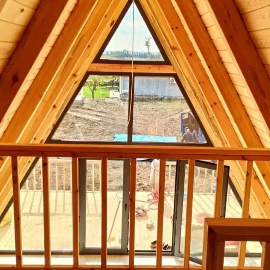 Stakleni zabat A-frame kuće iznutra