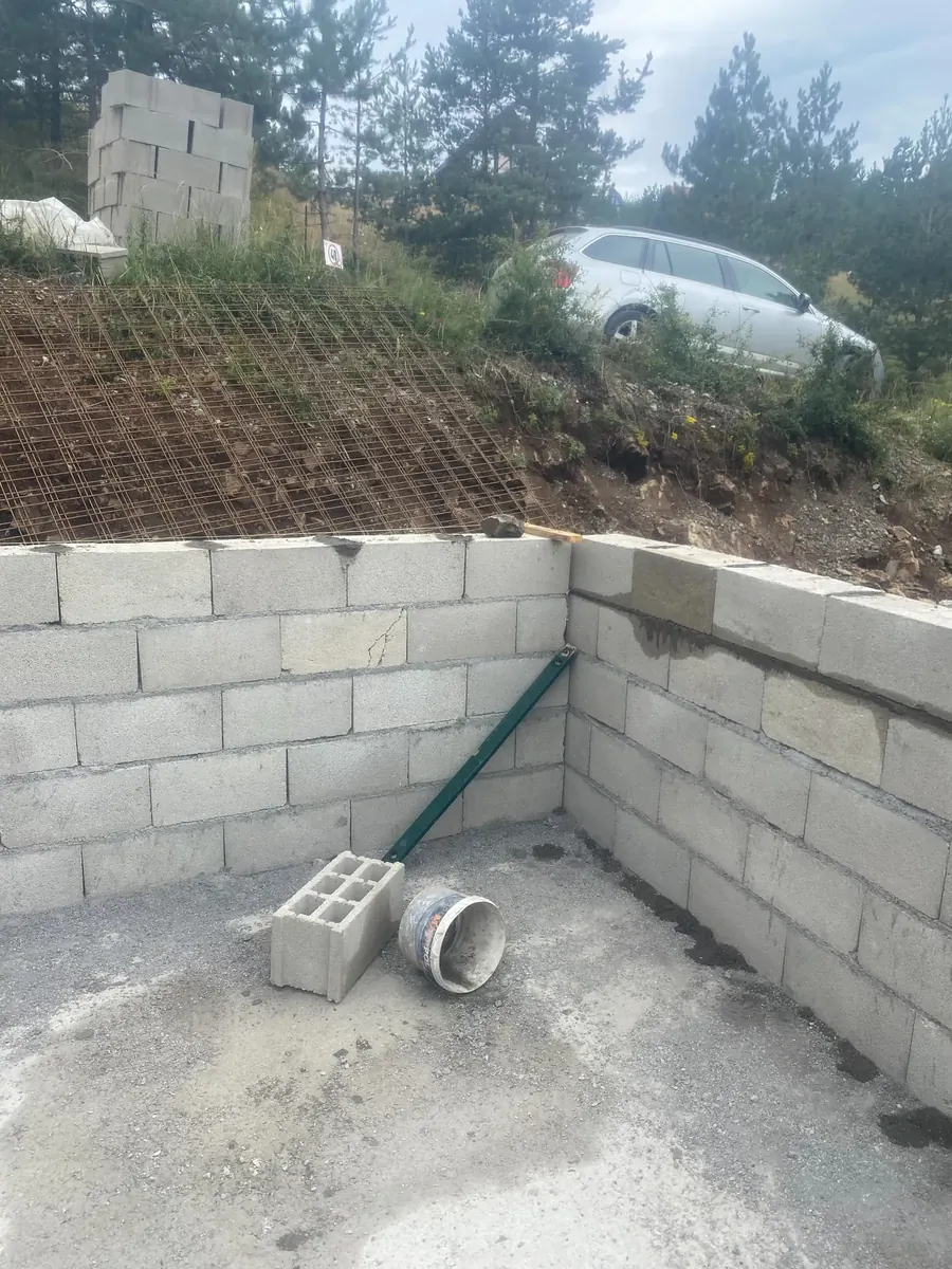 Zidani sokl sa pripremom za instalacije
